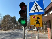 Ulica powiatowa Adama Mickiewicza. To na niej znajduje się przejście dla pieszych z sygnalizacją na wezwanie.