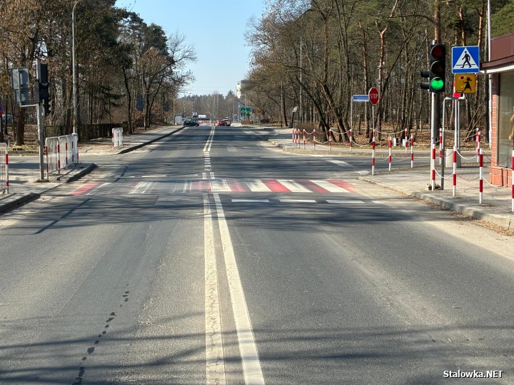 Ulica powiatowa Adama Mickiewicza. To na niej znajduje się przejście dla pieszych z sygnalizacją na wezwanie.