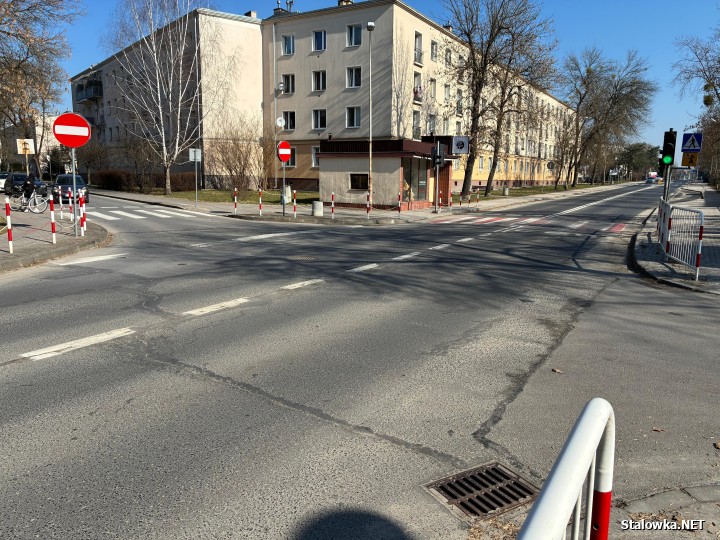 Ulica powiatowa Adama Mickiewicza. To na niej znajduje się przejście dla pieszych z sygnalizacją na wezwanie.