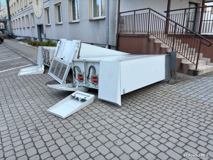 Paczkomat przed biurowcem Metalowiec.