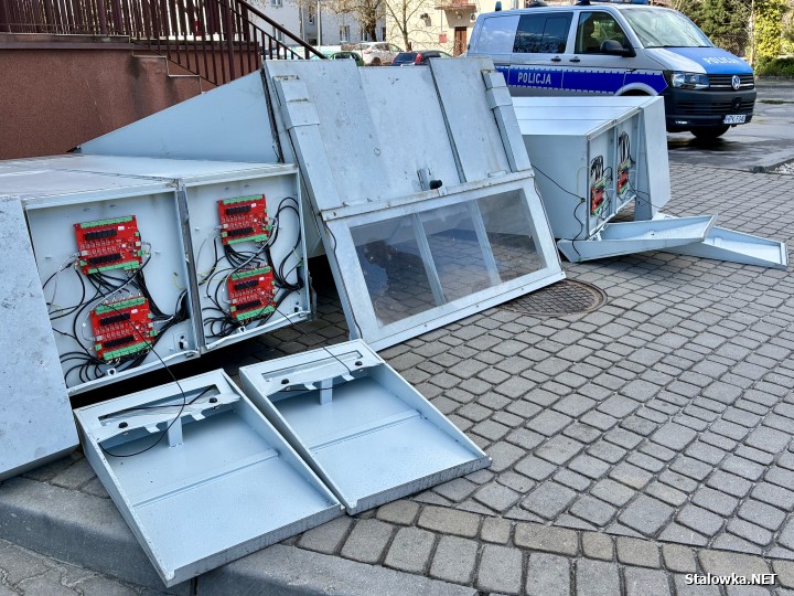 Paczkomat przed biurowcem Metalowiec.