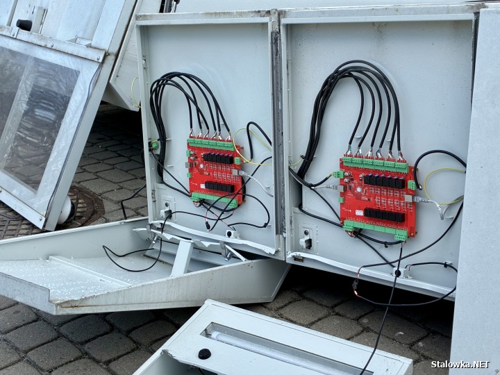 Paczkomat przed biurowcem Metalowiec.