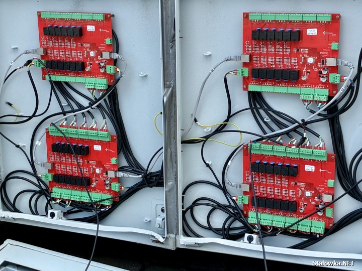 Paczkomat przed biurowcem Metalowiec.