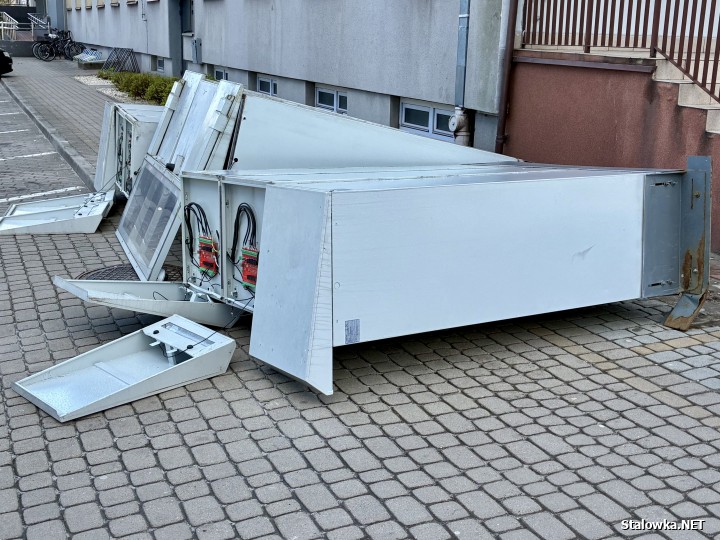 Paczkomat przed biurowcem Metalowiec.