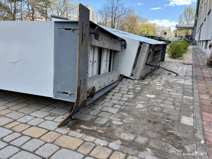 Paczkomat przed biurowcem Metalowiec.