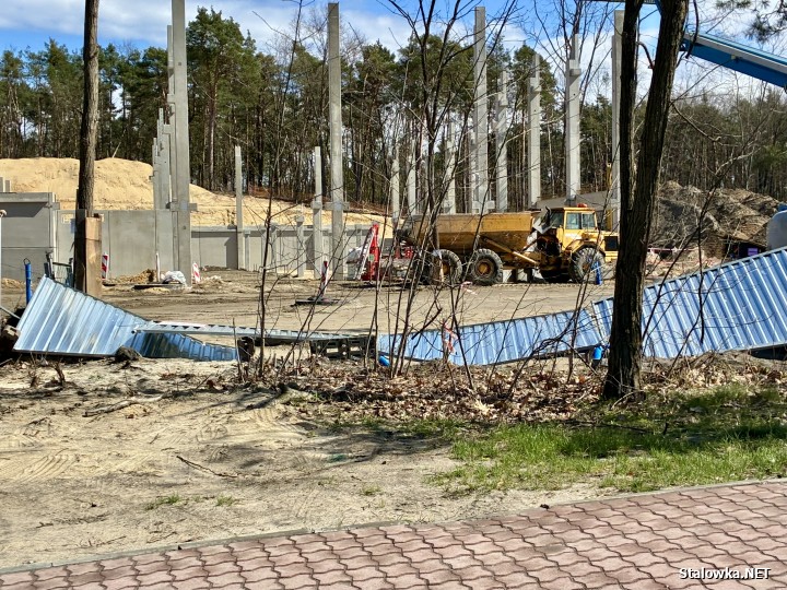 Przewrócone ogłoszenie na terenie budowy Centrum Sportów Młodzieżowych.