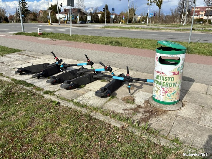 Wiatr przewrócił hulajnogi elektryczne na górce rozwadowskiej.