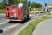 Auto urwało miskę olejową przy jednej z Biedronek. Zatrzymało się 1300 metrów dalej.
