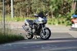 Zdarzenie drogowe z udziałem samochodu i motocykla na terenie strefy przemysłowej.