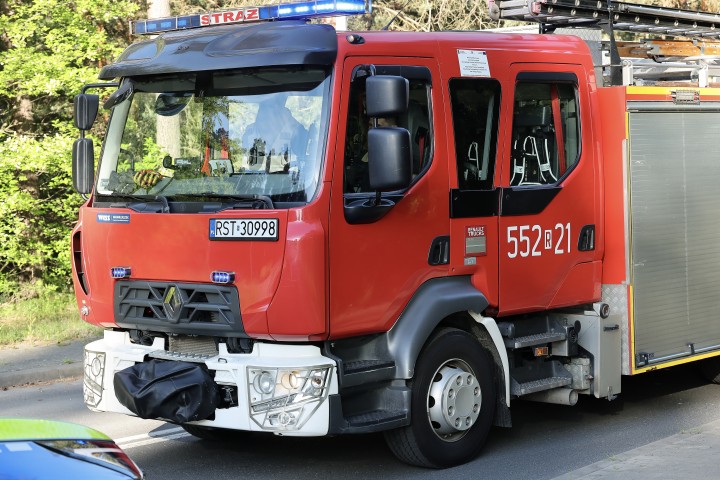 Zdarzenie drogowe z udziałem samochodu i motocykla na terenie strefy przemysłowej.