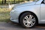 Zdarzenie drogowe z udziałem samochodu i motocykla na terenie strefy przemysłowej.
