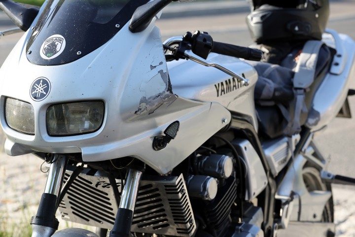 Zdarzenie drogowe z udziałem samochodu i motocykla na terenie strefy przemysłowej.