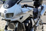 Zdarzenie drogowe z udziałem samochodu i motocykla na terenie strefy przemysłowej.