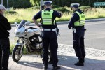 Zdarzenie drogowe z udziałem samochodu i motocykla na terenie strefy przemysłowej.