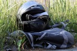 Zdarzenie drogowe z udziałem samochodu i motocykla na terenie strefy przemysłowej.
