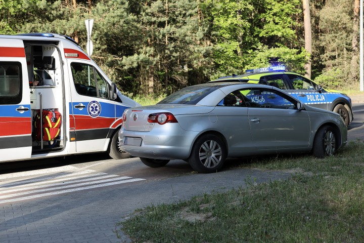 Zdarzenie drogowe z udziałem samochodu i motocykla na terenie strefy przemysłowej.