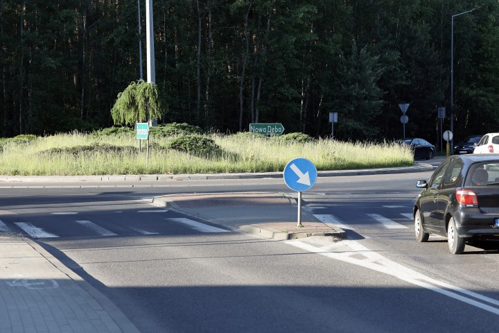 Zdarzenie drogowe z udziałem samochodu i motocykla na terenie strefy przemysłowej.