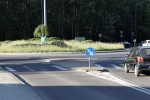 Zdarzenie drogowe z udziałem samochodu i motocykla na terenie strefy przemysłowej.