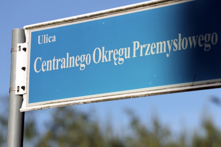 Zdarzenie drogowe z udziałem samochodu i motocykla na terenie strefy przemysłowej.