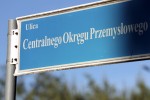 Zdarzenie drogowe z udziałem samochodu i motocykla na terenie strefy przemysłowej.