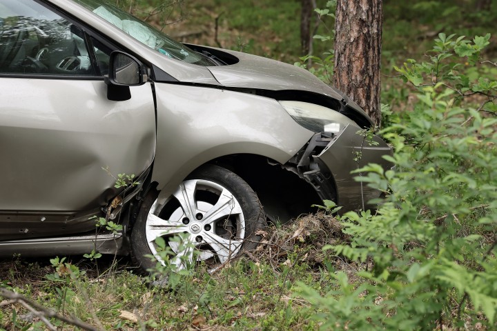 Auto wjechało w drzewo. Poszkodowana trafiła do szpitala.