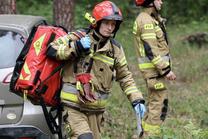 Auto wjechało w drzewo. Poszkodowana trafiła do szpitala.