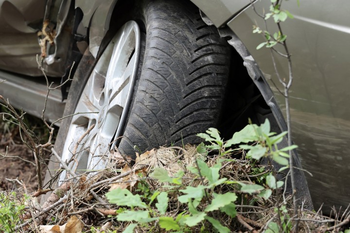 Auto wjechało w drzewo. Poszkodowana trafiła do szpitala.