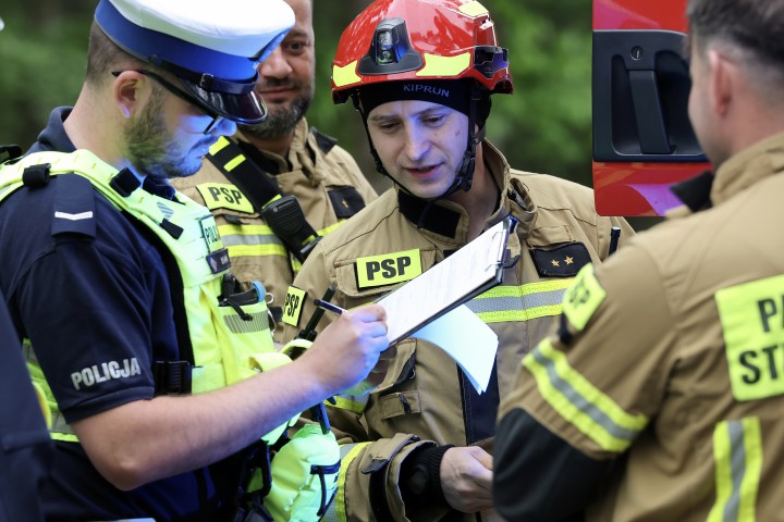Auto wjechało w drzewo. Poszkodowana trafiła do szpitala.