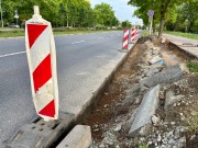 Na Alejach Jana Pawła II, na pasie od Rozwadowa w kierunku Niska, przed strażą pożarną prowadzone są prace budowlane. 