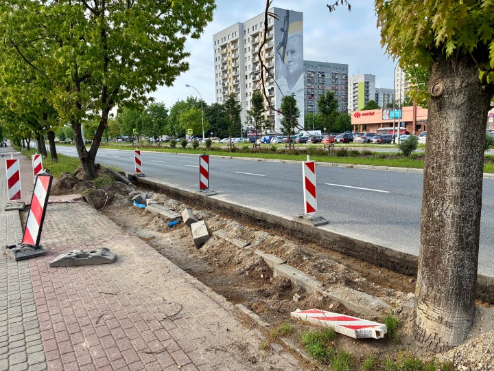 Na Alejach Jana Pawła II, na pasie od Rozwadowa w kierunku Niska, przed strażą pożarną prowadzone są prace budowlane. 