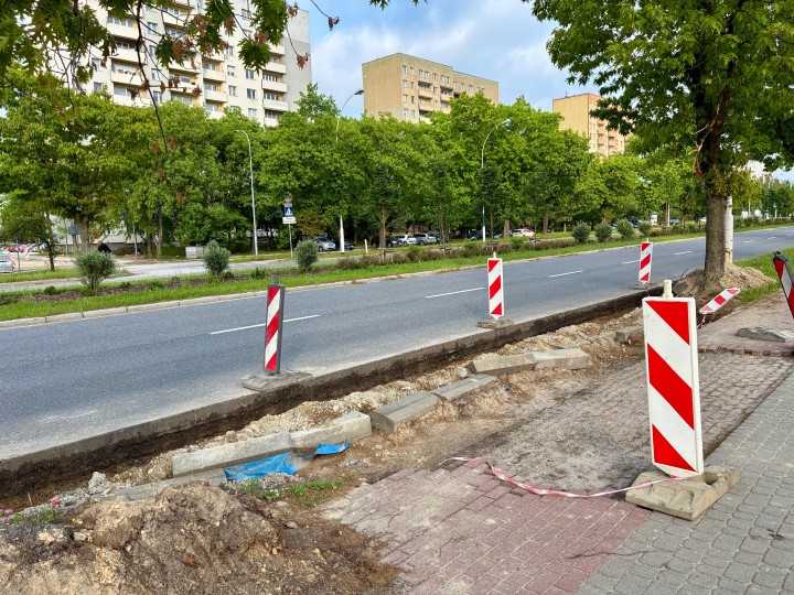 Na Alejach Jana Pawła II, na pasie od Rozwadowa w kierunku Niska, przed strażą pożarną prowadzone są prace budowlane. 