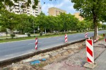 Na Alejach Jana Pawła II, na pasie od Rozwadowa w kierunku Niska, przed strażą pożarną prowadzone są prace budowlane. 
