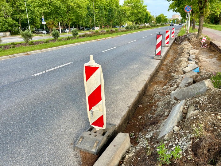 Na Alejach Jana Pawła II, na pasie od Rozwadowa w kierunku Niska, przed strażą pożarną prowadzone są prace budowlane. 