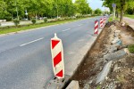 Na Alejach Jana Pawła II, na pasie od Rozwadowa w kierunku Niska, przed strażą pożarną prowadzone są prace budowlane. 