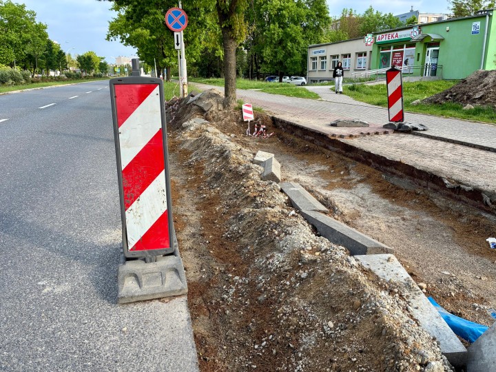 Na Alejach Jana Pawła II, na pasie od Rozwadowa w kierunku Niska, przed strażą pożarną prowadzone są prace budowlane. 