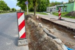 Na Alejach Jana Pawła II, na pasie od Rozwadowa w kierunku Niska, przed strażą pożarną prowadzone są prace budowlane. 