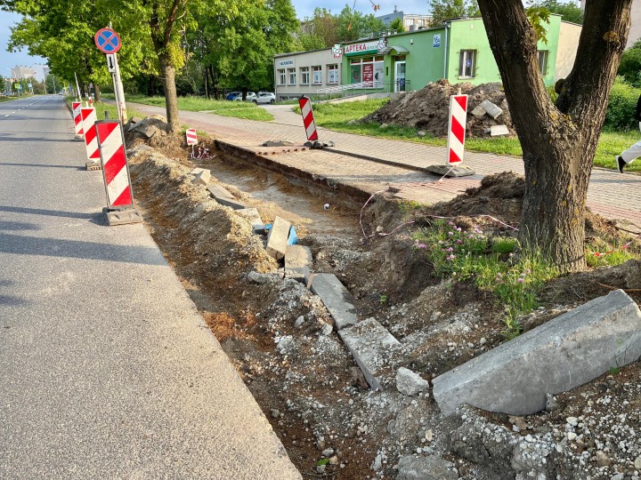 Na Alejach Jana Pawła II, na pasie od Rozwadowa w kierunku Niska, przed strażą pożarną prowadzone są prace budowlane. 