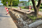 Na Alejach Jana Pawła II, na pasie od Rozwadowa w kierunku Niska, przed strażą pożarną prowadzone są prace budowlane. 
