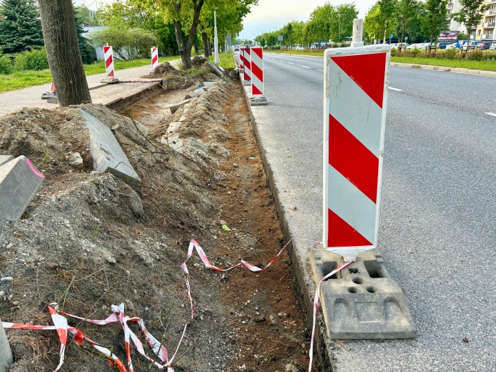 Na Alejach Jana Pawła II, na pasie od Rozwadowa w kierunku Niska, przed strażą pożarną prowadzone są prace budowlane. 