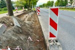 Na Alejach Jana Pawła II, na pasie od Rozwadowa w kierunku Niska, przed strażą pożarną prowadzone są prace budowlane. 