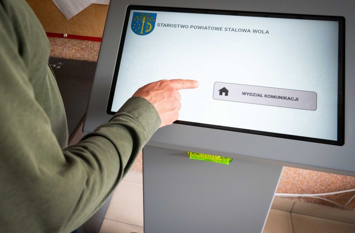 Urządzenie znajduje się na korytarzu, na drugim piętrze budynku Starostwa Powiatowego.