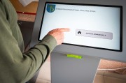 Urządzenie znajduje się na korytarzu, na drugim piętrze budynku Starostwa Powiatowego.