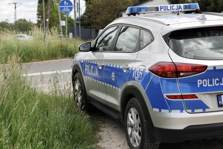 Policja apeluje o stosowanie się do poleceń kierujących ruchem, a także o zachowanie cierpliwości i ostrożności.