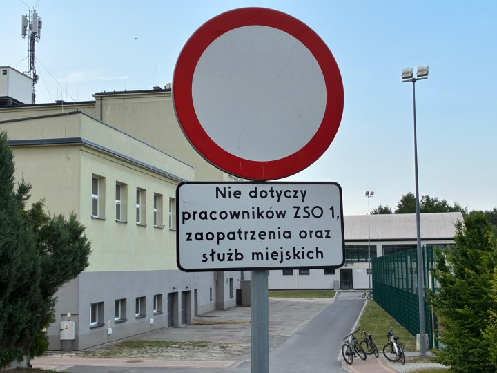 Od kilku lat w Publicznej Szkole Podstawowej nr 5 imienia Energetyków w Stalowej Woli łamany jest zakaz wjazdu na teren placówki, mimo oznakowania zakaz ruchu w obu kierunkach.