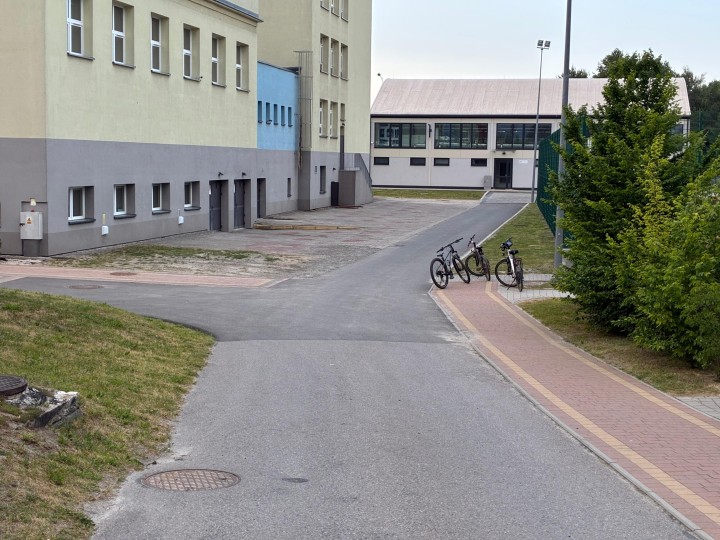 Od kilku lat w Publicznej Szkole Podstawowej nr 5 imienia Energetyków w Stalowej Woli łamany jest zakaz wjazdu na teren placówki, mimo oznakowania zakaz ruchu w obu kierunkach.