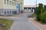 Od kilku lat w Publicznej Szkole Podstawowej nr 5 imienia Energetyków w Stalowej Woli łamany jest zakaz wjazdu na teren placówki, mimo oznakowania zakaz ruchu w obu kierunkach.