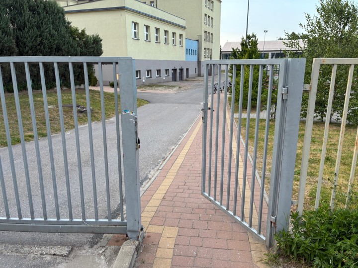 Od kilku lat w Publicznej Szkole Podstawowej nr 5 imienia Energetyków w Stalowej Woli łamany jest zakaz wjazdu na teren placówki, mimo oznakowania zakaz ruchu w obu kierunkach.