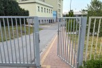 Od kilku lat w Publicznej Szkole Podstawowej nr 5 imienia Energetyków w Stalowej Woli łamany jest zakaz wjazdu na teren placówki, mimo oznakowania zakaz ruchu w obu kierunkach.