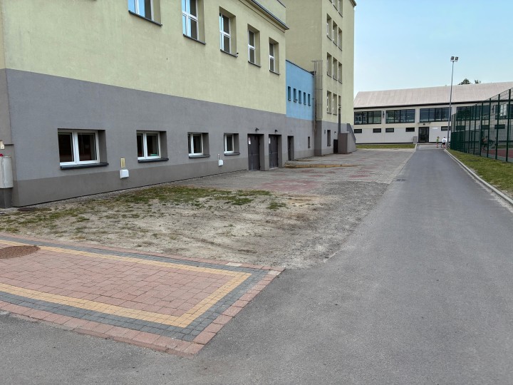 Od kilku lat w Publicznej Szkole Podstawowej nr 5 imienia Energetyków w Stalowej Woli łamany jest zakaz wjazdu na teren placówki, mimo oznakowania zakaz ruchu w obu kierunkach.