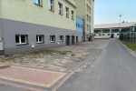 Od kilku lat w Publicznej Szkole Podstawowej nr 5 imienia Energetyków w Stalowej Woli łamany jest zakaz wjazdu na teren placówki, mimo oznakowania zakaz ruchu w obu kierunkach.